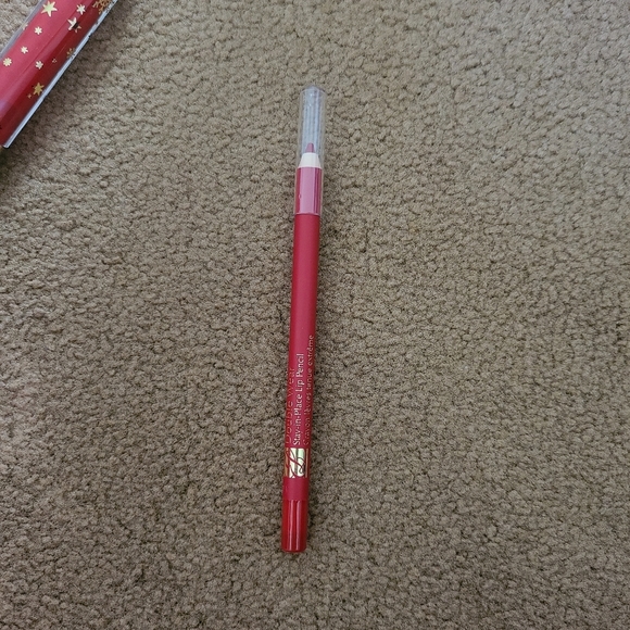 Lip pencil & Lip shine - Picture 1 of 3